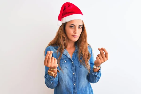 Jonge Mooie Roodharige Vrouw Dragen Kerst Hoed Geïsoleerde Achtergrond Doen — Stockfoto