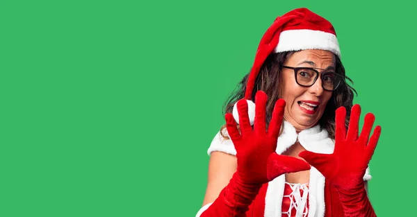 サンタクロースの衣装を身に着けている中年の女性は恐怖の表情で恐れて手でジェスチャーを停止し ショックで叫んでいる パニック概念 — ストック写真