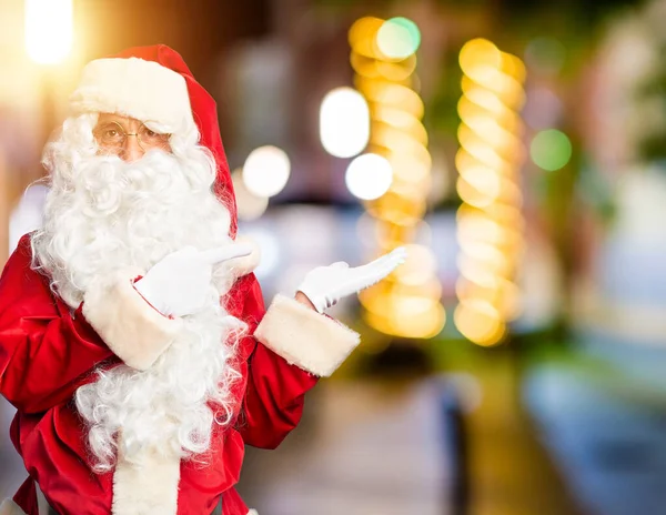 Středního Věku Hezký Muž Kostýmu Santa Claus Vousy Stojí Ohromeně — Stock fotografie