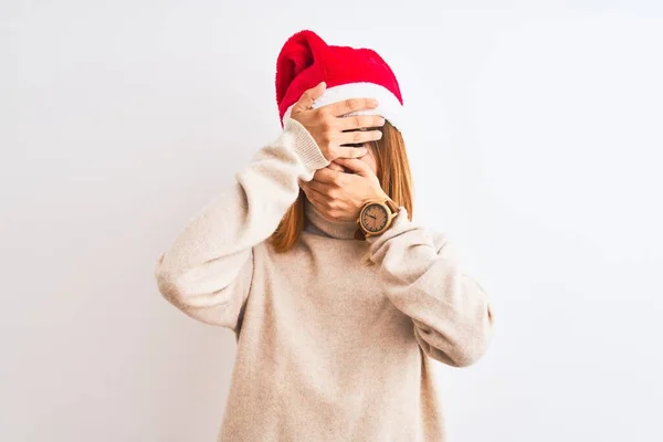 Mulher Ruiva Bonita Usando Chapéu Natal Sobre Fundo Isolado Cobrindo — Fotografia de Stock