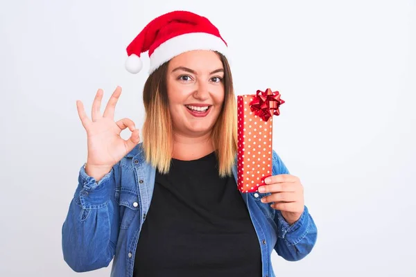 Mooie Vrouw Draagt Kerstman Hoed Houden Geschenk Geïsoleerde Witte Achtergrond — Stockfoto
