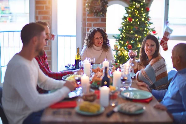 Belle Famille Souriante Heureuse Confiante Manger Dinde Rôtie Célébrant Noël — Photo