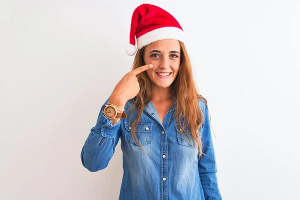 Молодая Красивая Рыжая Женщина Рождественской Шляпе Изолированном Фоне Указывая Пальцем — стоковое фото