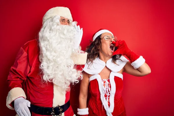 Paar Mittleren Alters Weihnachtsmannkostüm Und Brille Vor Isoliertem Roten Hintergrund — Stockfoto