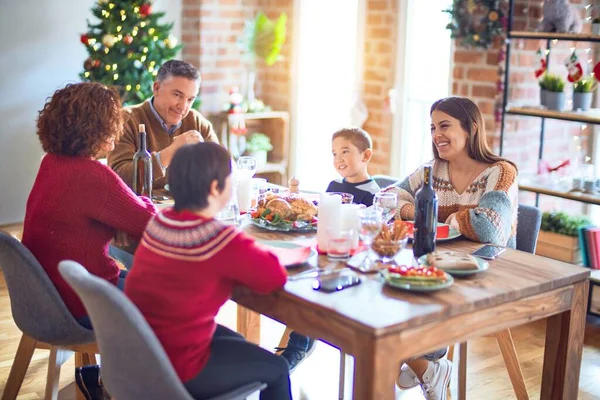 Krásná Rodina Usmívá Šťastně Sebevědomě Jíst Pečeného Krocana Slaví Vánoce — Stock fotografie