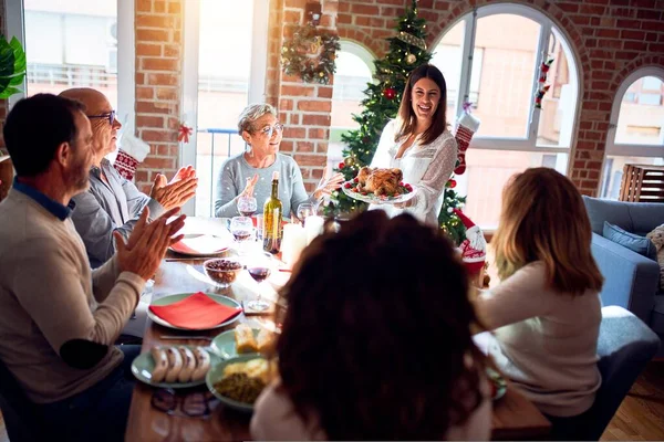 친구들 장식으로 크리스마스 이브를 축하하며 집에서 식사를 스러운 요리를 보여준다 — 스톡 사진