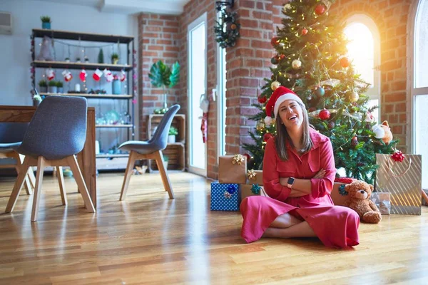 크리스마스 바닥에 클로스 모자를 미소를 아름다운 — 스톡 사진