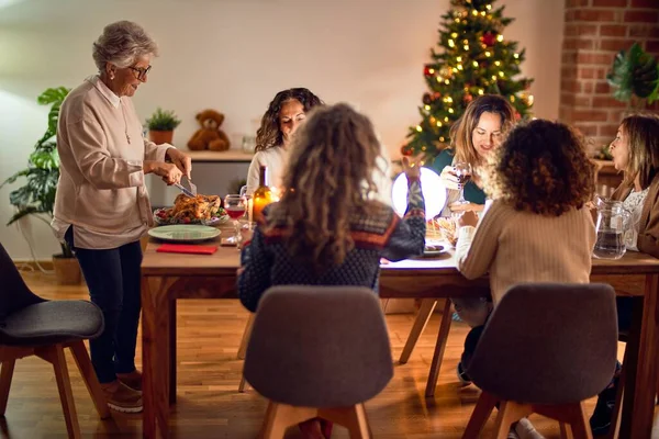 Hermoso Grupo Mujeres Sonriendo Felices Confiadas Tallar Pavo Asado Celebrando — Foto de Stock