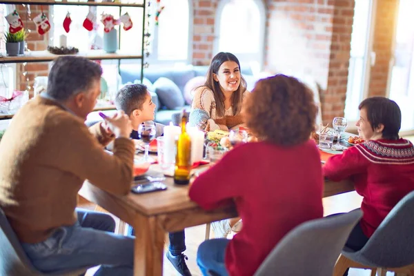 Hermosa Familia Sonriendo Feliz Confiada Comer Pavo Asado Celebrando Navidad — Foto de Stock