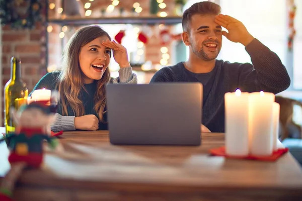 Junge Schöne Paar Sitzt Mit Laptop Weihnachtsdekoration Hause Sehr Glücklich — Stockfoto