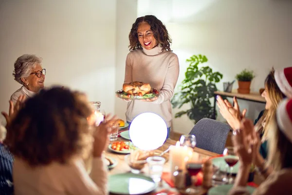 Hermoso Grupo Mujeres Sonriendo Felices Confiadas Mostrando Pavo Asado Celebrando — Foto de Stock