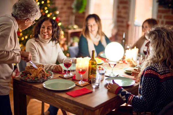 Hermoso Grupo Mujeres Sonriendo Felices Confiadas Tallar Pavo Asado Celebrando — Foto de Stock