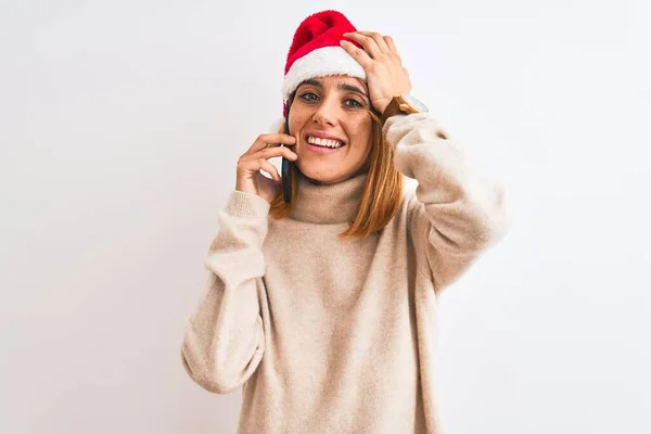 Красивая Рыжая Женщина Рождественской Шляпе Говорящая Смартфону Напряженная Рукой Голове — стоковое фото