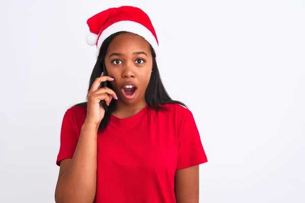 Jeune Femme Afro Américaine Portant Chapeau Noël Parlant Sur Smartphone — Photo