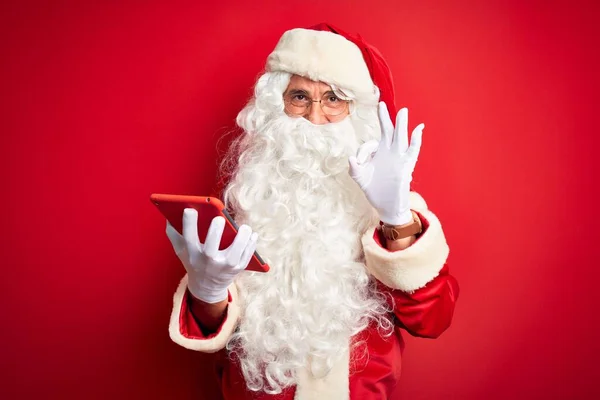 Homem Meia Idade Vestindo Traje Papai Noel Usando Tablet Sobre — Fotografia de Stock