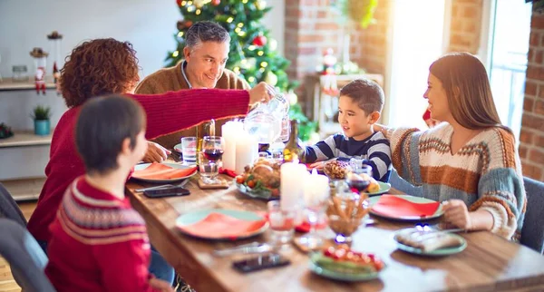 Schöne Familie Lächelt Glücklich Und Zuversichtlich Putenbraten Essen Und Weihnachten — Stockfoto