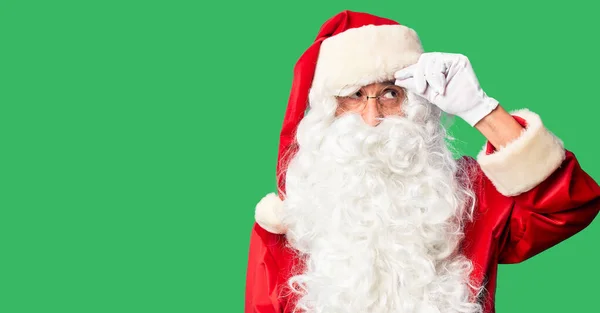 Orta Yaşlı Yakışıklı Noel Baba Kostümü Giymiş Sakallı Bir Adam — Stok fotoğraf