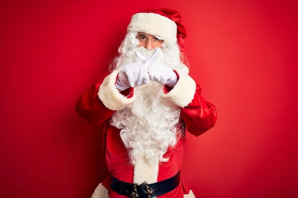 Střední Věk Pohledný Muž Kostýmu Santa Stojící Nad Izolovaným Červeným — Stock fotografie