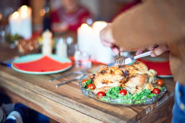 Hermosa Familia Sonriendo Feliz Confiada Uno Ellos Curvo Pavo Asado — Foto de Stock