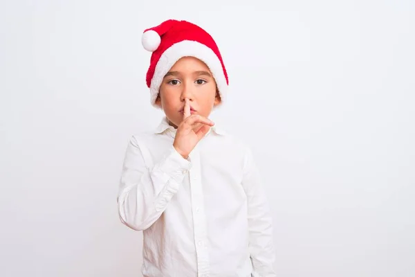 Krásný Chlapec Nosí Vánoční Klobouk Santa Stojí Nad Izolovaným Bílým — Stock fotografie