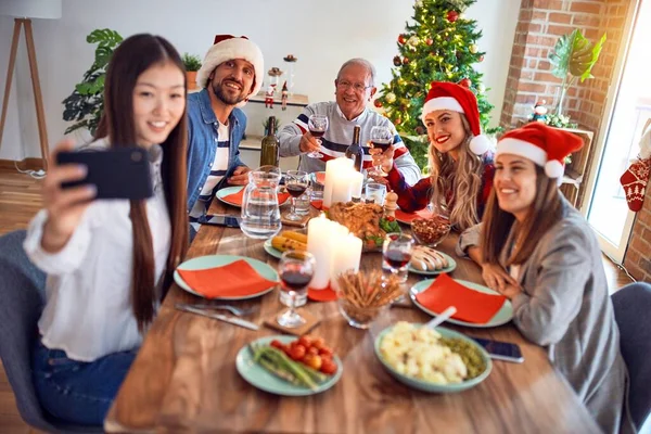 Krásná Rodina Nosí Santa Claus Klobouk Setkání Úsměvem Šťastný Sebevědomý — Stock fotografie