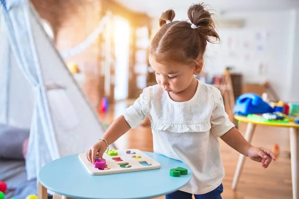 Jovem Linda Criança Aprendendo Matemática Jogando Com Jogo Matemática Kindergaten — Fotografia de Stock