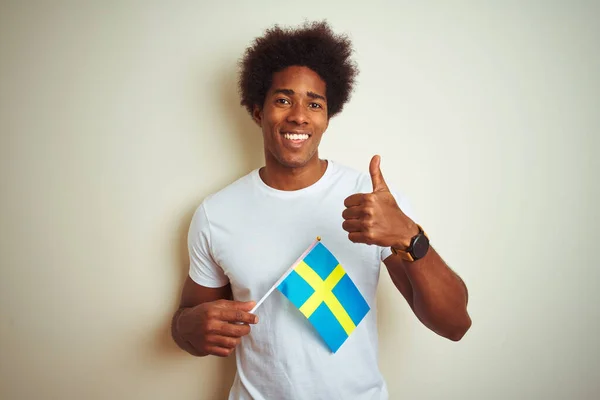 Młody Afro Amerykański Człowiek Gospodarstwa Szwecja Szwedzka Flaga Stoi Nad — Zdjęcie stockowe