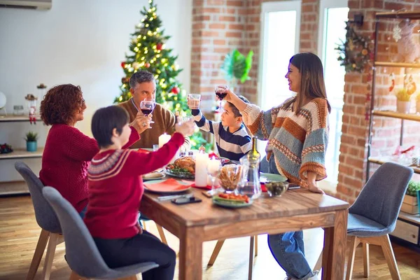 美しい家族の笑顔幸せと自信 家でクリスマスを祝うワインのスピーチのカップを保持している彼らの一つ — ストック写真