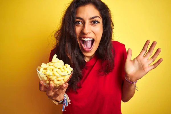 Young Beautiful Woman Holding Bowl Extruded Corn Isolated Yellow Background — Stock fotografie
