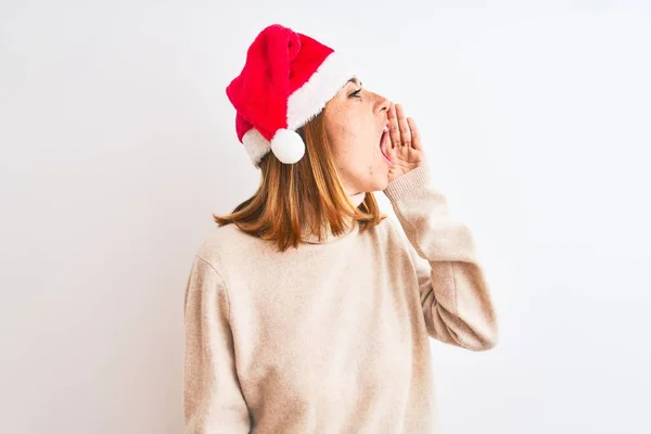 Belle Femme Rousse Portant Chapeau Noël Sur Fond Isolé Criant — Photo