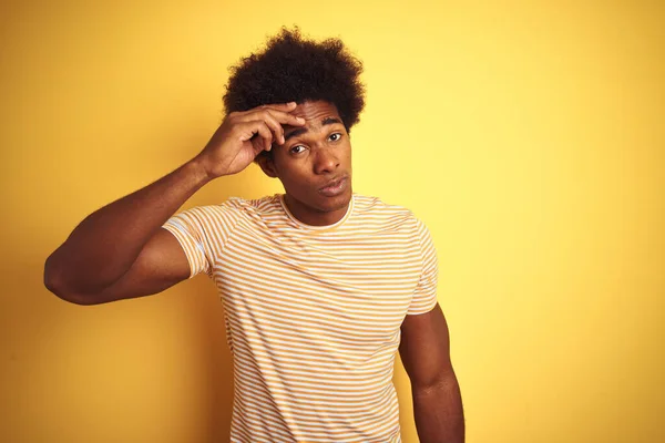 Amerikanischer Mann Mit Afro Haaren Und Gestreiftem Shirt Der Vor — Stockfoto