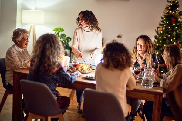 一群漂亮的女人开心而自信地微笑着 在家里切烤火鸡庆祝圣诞节 — 图库照片