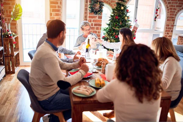 Familie Vrienden Dineren Thuis Viert Kerstavond Met Traditioneel Eten Decoratie — Stockfoto