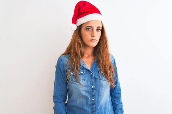 若いです美しいです赤毛女性身に着けていますクリスマスの帽子を身に着けています隔離された背景上に眠そうなと疲れています 疲労とハングオーバーのために疲れ 午前中の怠惰な目 — ストック写真