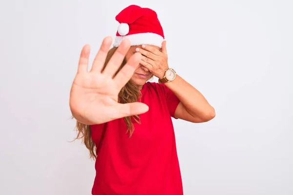 Μεσήλικη Ώριμη Γυναίκα Που Φοράει Χριστουγεννιάτικο Καπέλο Πάνω Από Απομονωμένο — Φωτογραφία Αρχείου