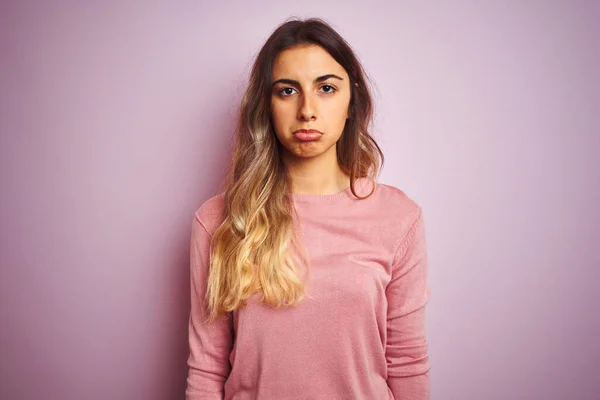 ピンクの隔離された背景の上にセーターを着て若い美しい女性は落ち込んでおり 苦痛のために心配し 怒って恐れています 悲しい表情 — ストック写真