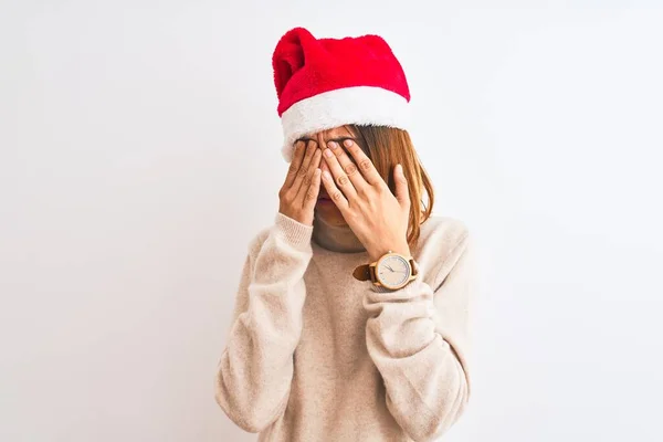 Mooie Roodharige Vrouw Met Kerstmuts Geïsoleerde Achtergrond Wrijvende Ogen Voor — Stockfoto