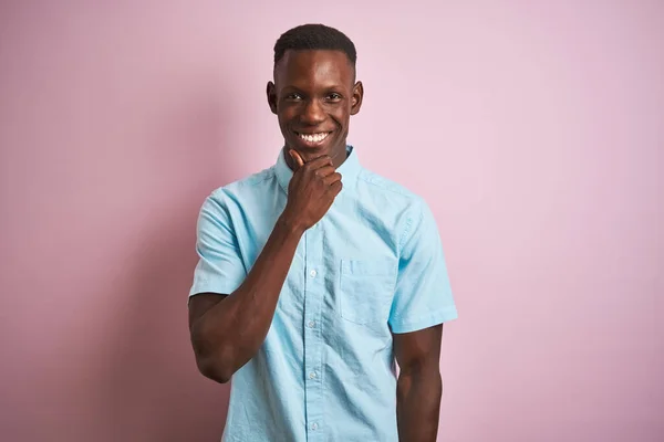 Afrikanisch Amerikanischer Mann Blauem Lässigem Hemd Der Vor Isoliertem Rosa — Stockfoto