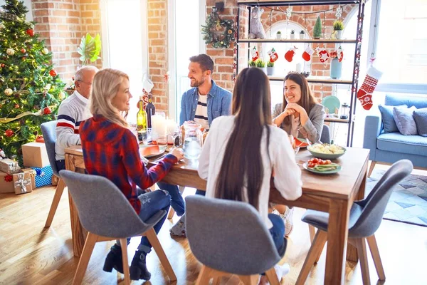 Bella Riunione Famiglia Sorridente Felice Fiducioso Mangiare Tacchino Arrosto Che — Foto Stock