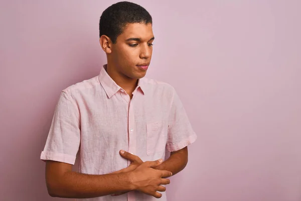 Mladý Pohledný Arabský Muž Neformální Košili Stojí Nad Izolovaným Růžovým — Stock fotografie