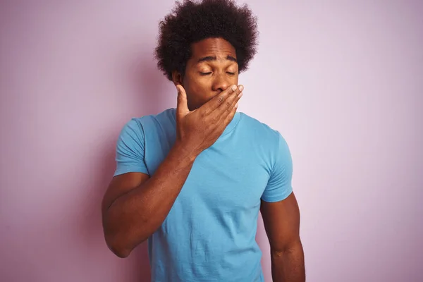 Afroamerikansk Man Med Afro Hår Bär Blå Shirt Stående Över — Stockfoto