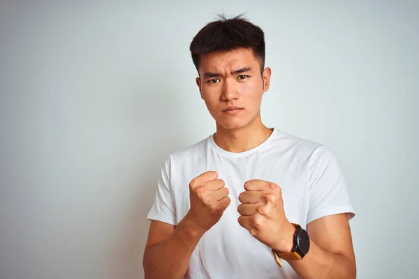 Νεαρός Ασιάτης Κινέζος Που Φοράει Shirt Πάνω Από Απομονωμένο Λευκό — Φωτογραφία Αρχείου