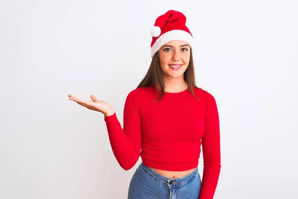 Menina Bonita Nova Vestindo Chapéu Natal Santa Sobre Fundo Branco — Fotografia de Stock