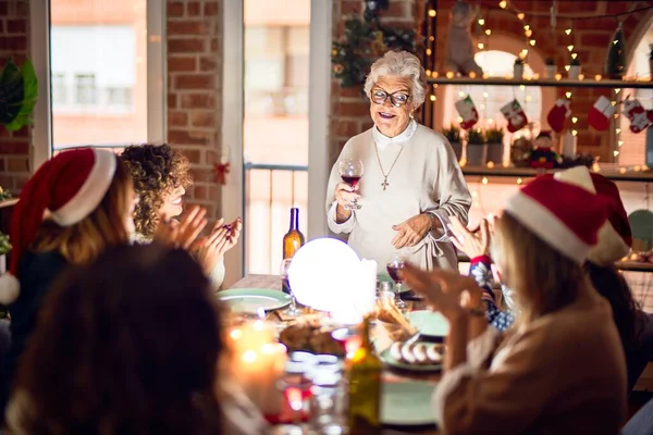 Mooie Groep Vrouwen Die Blij Zelfverzekerd Glimlachen Een Van Hen — Stockfoto