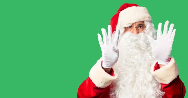 Orta Yaşlı Yakışıklı Noel Baba Kostümü Sakal Takmış Dokuz Numaralı — Stok fotoğraf