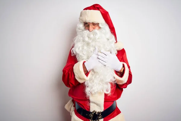 中世のハンサムな男サンタの衣装を着て孤立した白い背景の上に立って目を閉じて胸の上に手で笑顔と顔に感謝のジェスチャー 健康コンセプト — ストック写真