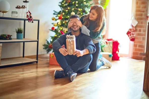 Junges Schönes Paar Das Glücklich Und Zuversichtlich Lächelt Frau Überschüttet — Stockfoto