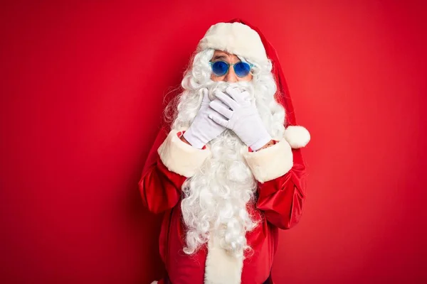 Mężczyzna Średnim Wieku Kostiumie Świętego Mikołaja Okularach Przeciwsłonecznych Odizolowanym Czerwonym — Zdjęcie stockowe