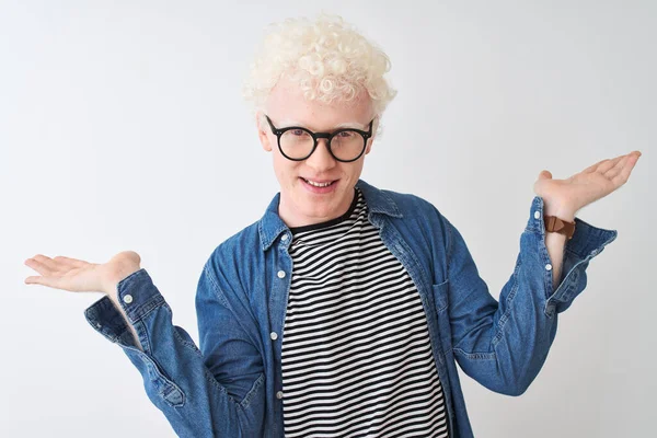 Giovane Uomo Biondo Albino Indossa Camicia Jeans Occhiali Sfondo Bianco — Foto Stock