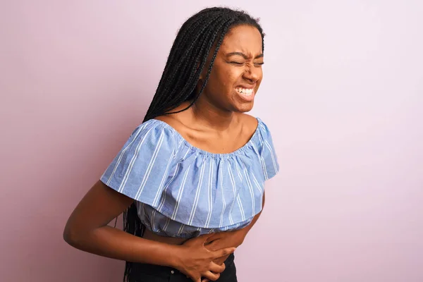 Afrikansk Amerikansk Kvinna Bär Randig Shirt Stående Över Isolerade Rosa — Stockfoto